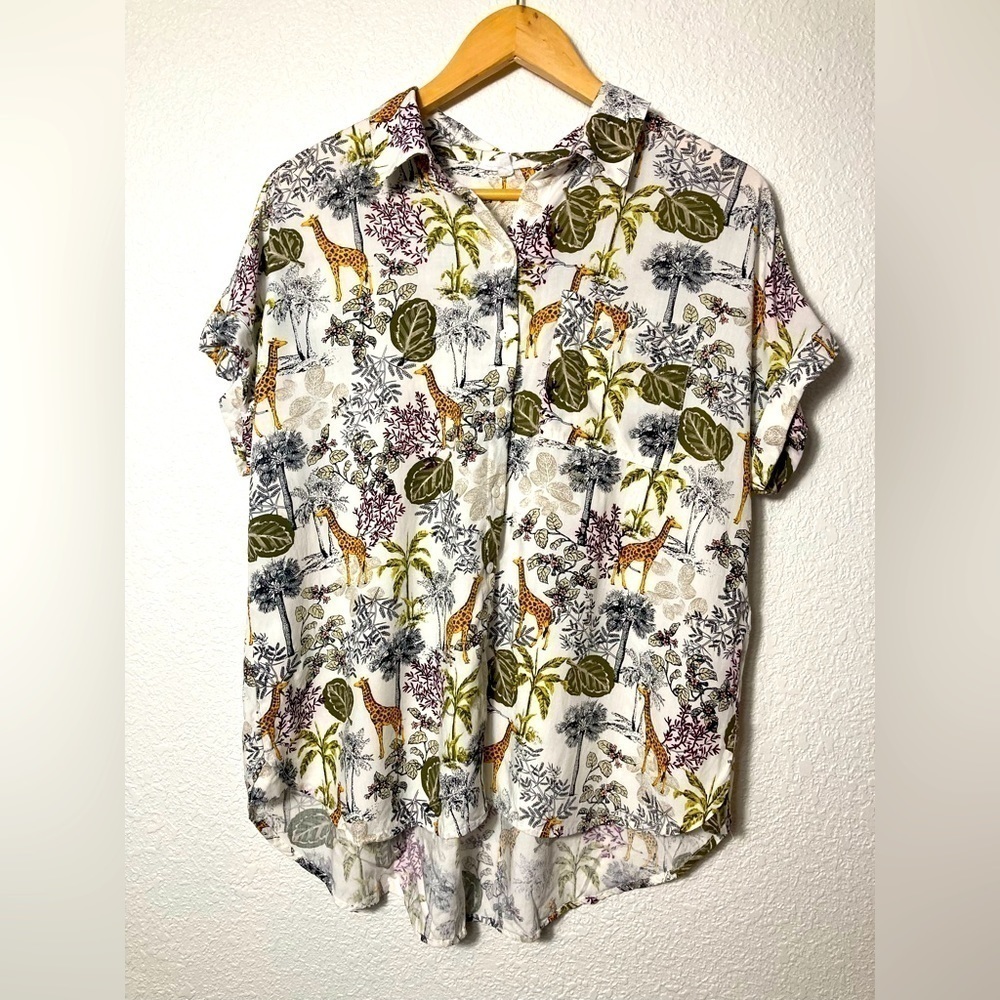 Jane + Delancey giraffe novelty print button down shirt dolman sleeve Large